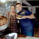 Nuestro representante con la amable atención de la dueña de La Churonita.